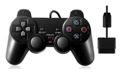 En trådbunden handkontroll, kompatibel med PS2, med dubbel vibration, ergonomiskt grepp och en speljoystick.