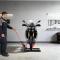 Motorcykellyft - Hydraulisk MC-ställning - Max 680 kg - 58 cm plattform - 3-stegs säkerhetslås - Halkfri gummimatta - Hjul - Svart