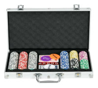 Pokerset 300 marker med fodral och lekmatta | Färg: Silverfärgad | Mått: 23x38,5x6,5 cm