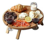 Vikbart träbord för utomhusmiddagar och vin